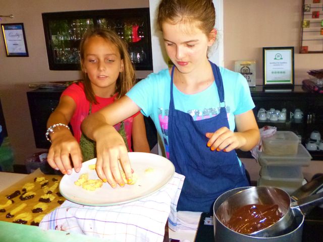 Amelie und Lilli backen fleißig