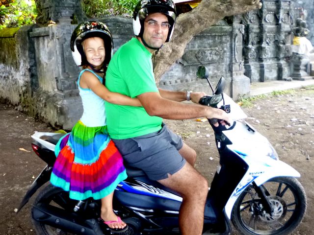 Der Papa und seine kleine Motorradbraut
