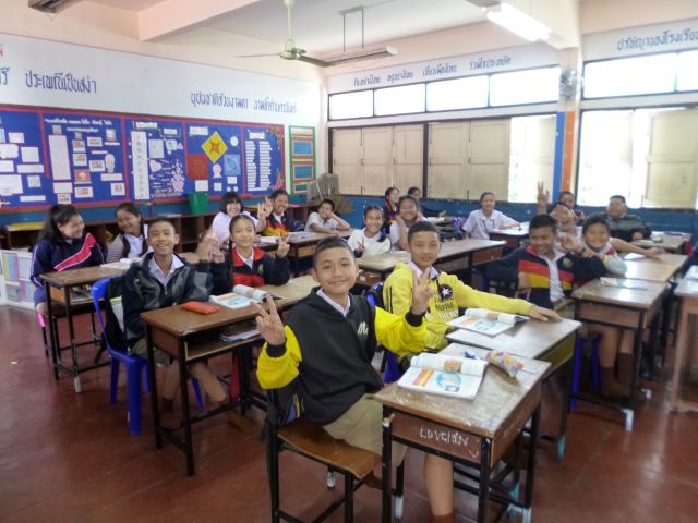 Auch in Thailand müssen Kinder die Schulbank drücken