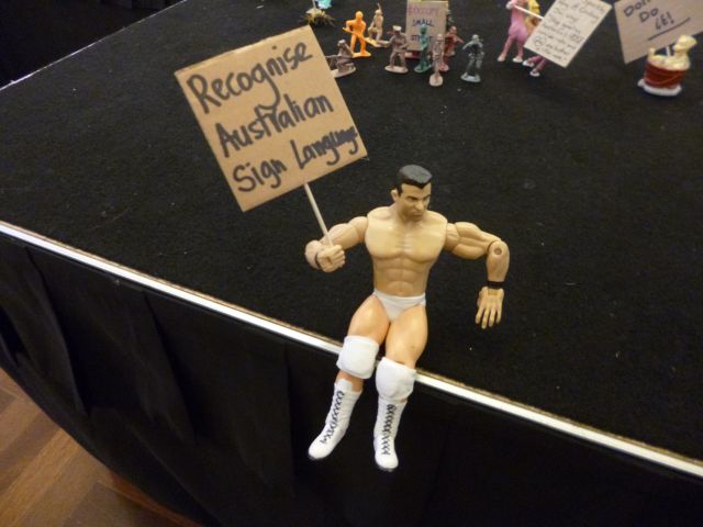 Gebärdensprache steht auch bei Actionfiguren hoch im Kurs