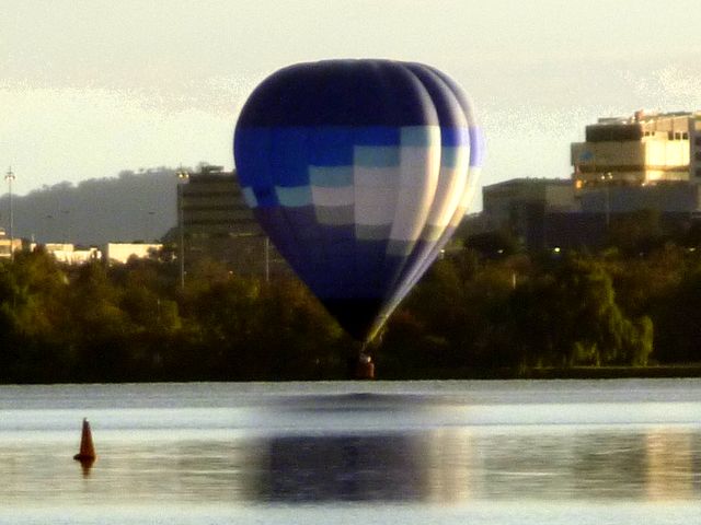 Ballonfahrer tragen oft Badehosen und Gummistiefel