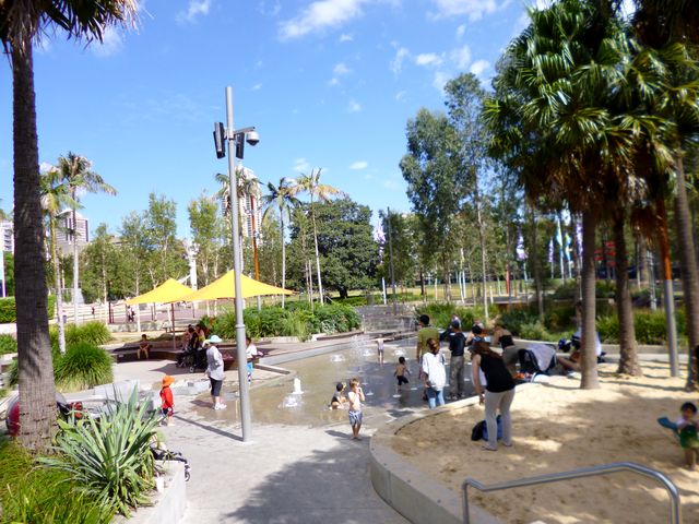 Ein Wasserspielplatz im Herzen der Stadt...ganz ohne Scherben, Zigarettenstummel, Graffities und beschädigten Spielgeräten...geht offenbar doch!