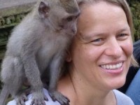 Kerstin mit Makake auf der Schulter