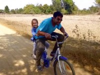 Götz mit Elisa auf dem Fahrrad
