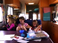 Die Kinder sitzen im Wohnmobil