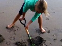 Lilli buddelt ein Loch am Strand